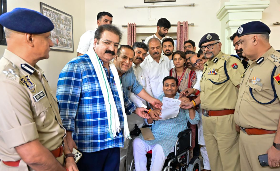 Rajasthan Congress leaders Govind Singh Dotasra and Tika Ram Jully at Jaipur Police Commissionerate sit-in protest.