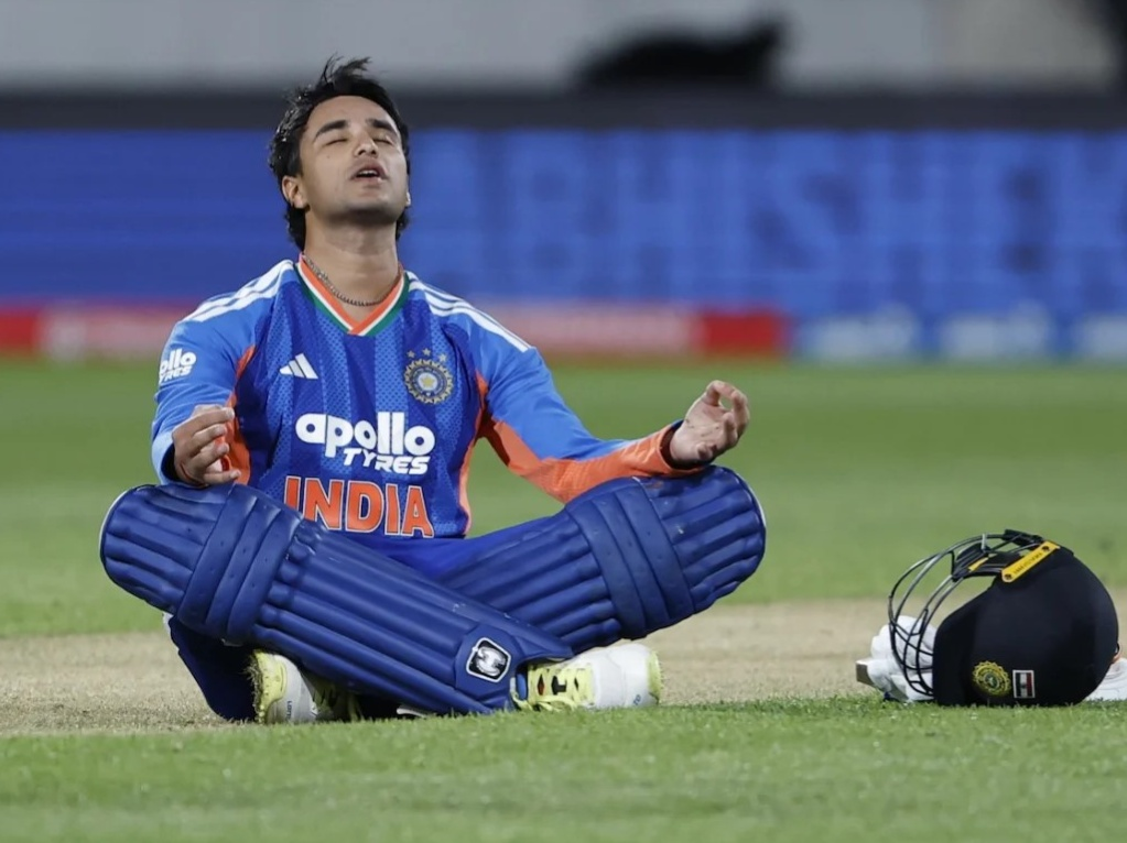 Abhishek Sharma raises his bat to celebrate a 35-ball century during the 3rd T20I against New Zealand in Wellington.